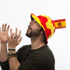 Футбольная кепка с украшением в виде испанского флага