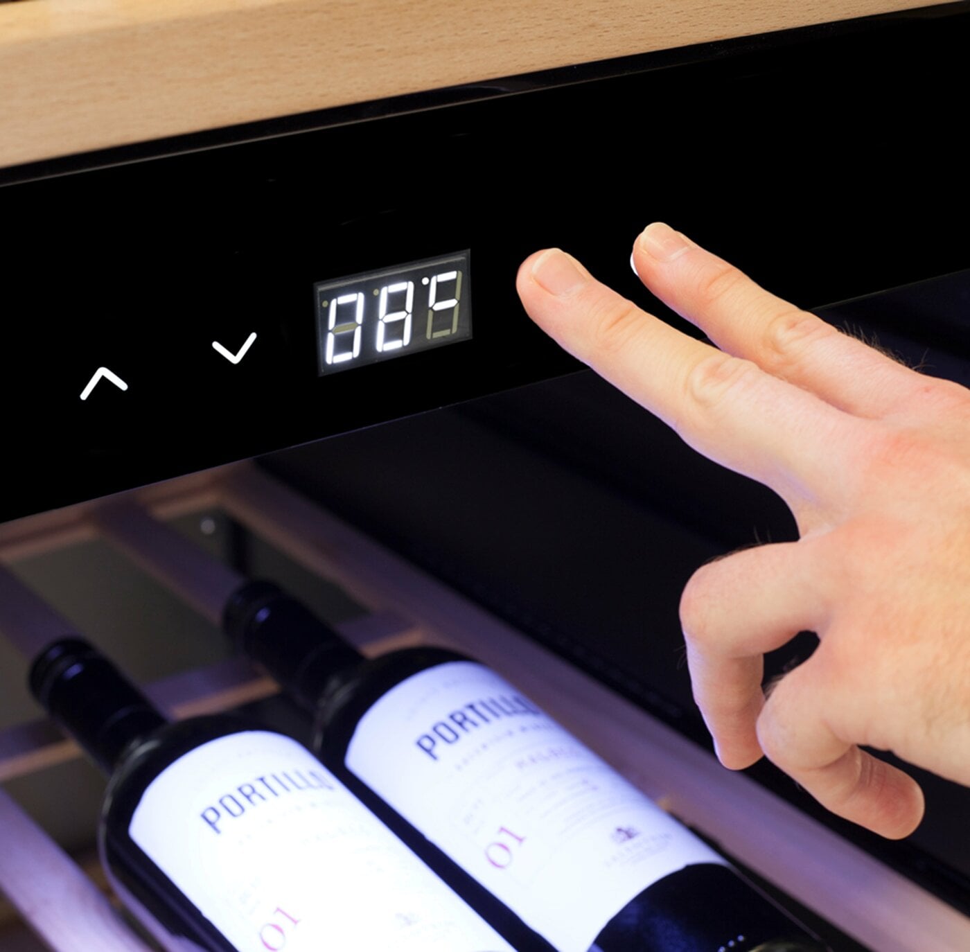 Caso Smart Wine Cooler WineExclusive 126 Energy efficiency class G Free standing Bottles capacity 126 bottles Cooling type Compressor technology Black