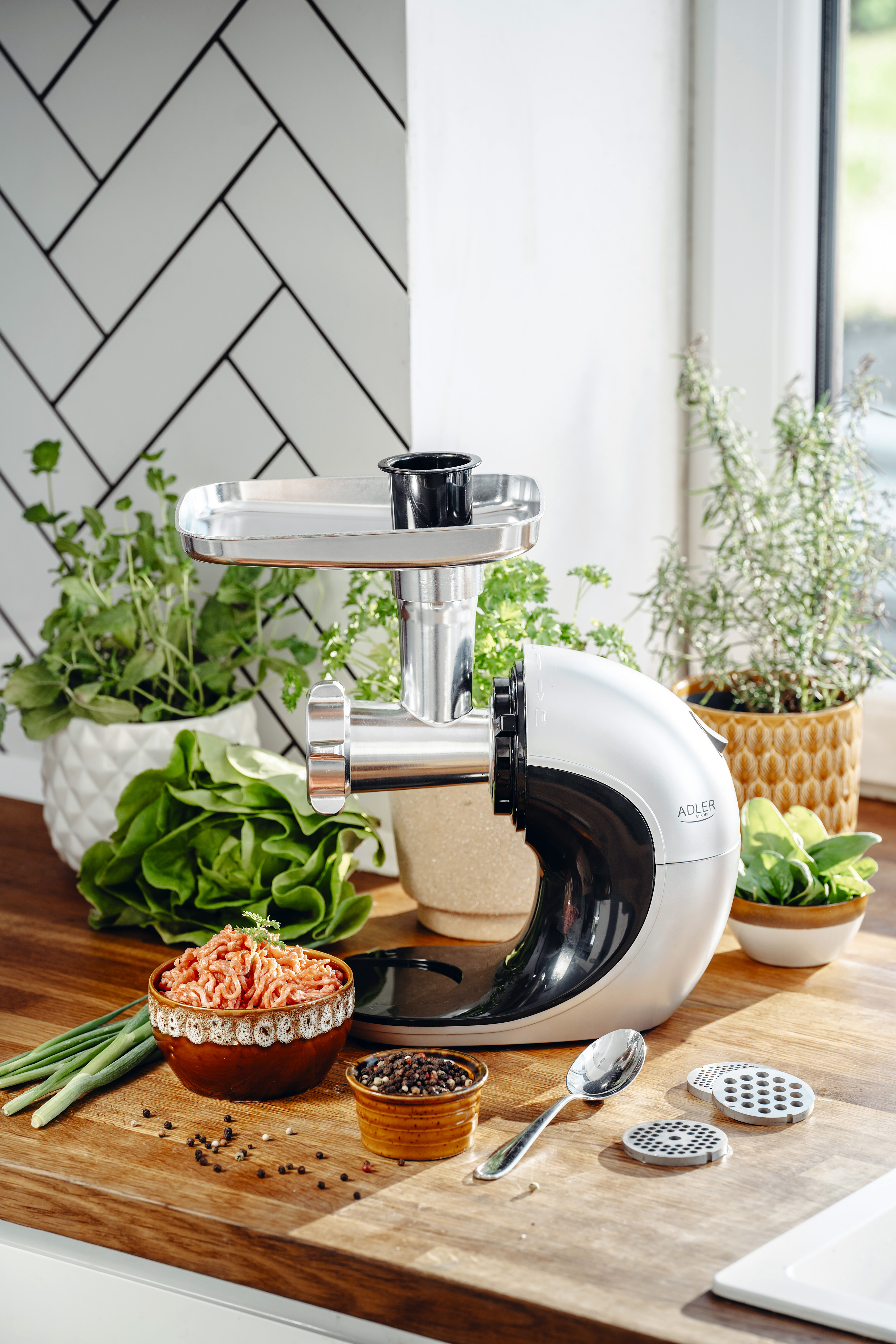 Adler   Slow-speed juicer 3in1 - Meat mincer, Juicer, Vegetable grater   AD 4131   Type  Slow Juicer   Stainless Steel   150 W   Number of speeds 1   90-105 RPM